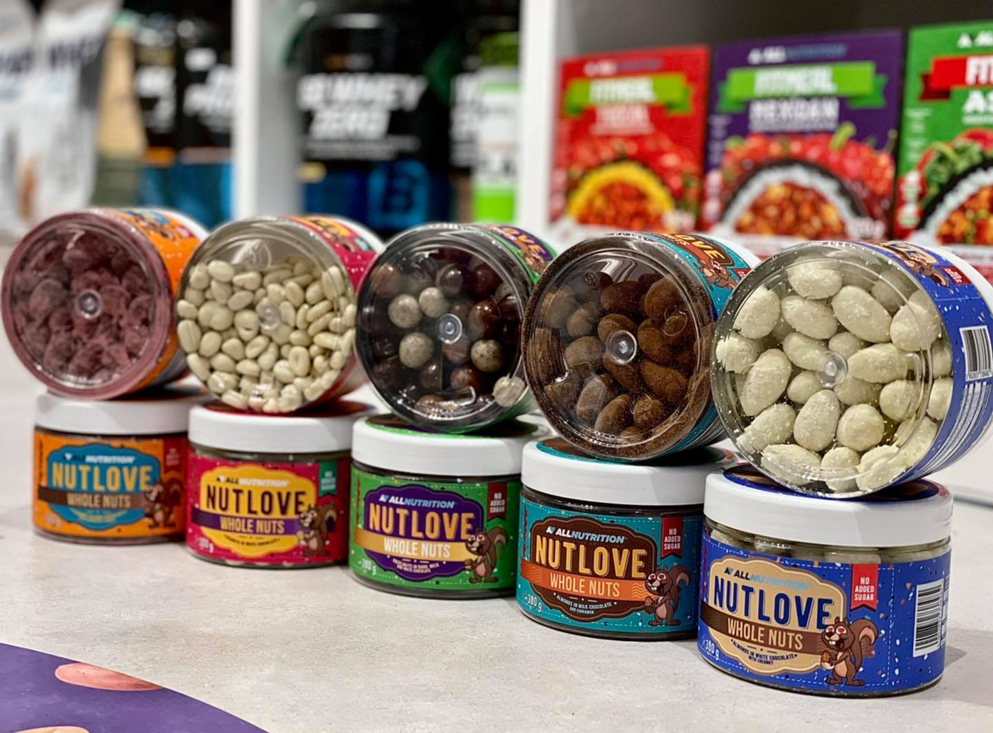 WHOLE NUTS migdolai baltajame šokolade su kokosu